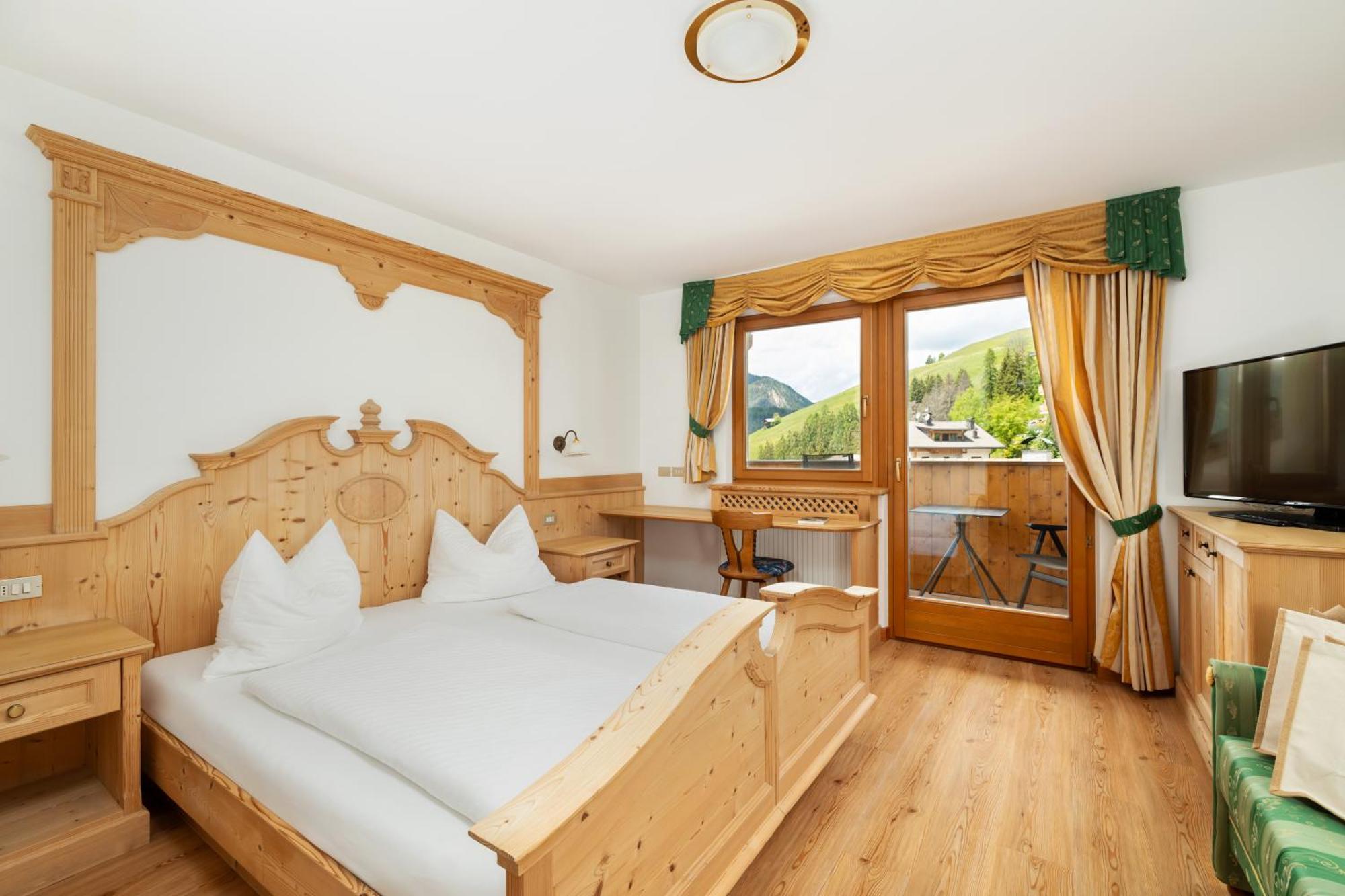 Hotel Alpenrose Dolomites La Valle Esterno foto
